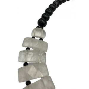 Κολιέ λευκός χαλαζίας με μαύρο αχάτη